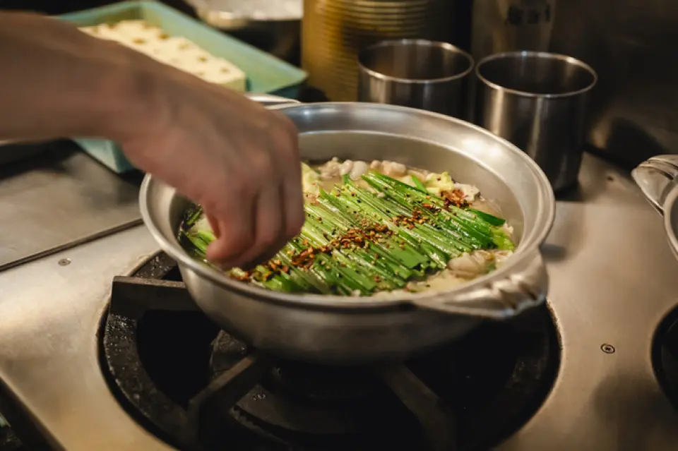 招牌菜「京都風味白味噌內臟火鍋」是嚴選食材的傑作。使用福岡縣產的蔬菜。絲豆腐是用柚子和辣椒炒的，味道很棒。湯中使用的味噌是從京都進口的西京味噌混合而成，味道溫和芳香。火鍋的關鍵——內臟，是老闆親自精心挑選的。我們專注於新鮮度和質量，選擇並購買狀態最佳的產品。請盡情享受其令人難以抗拒的口感和風味的內臟火鍋。