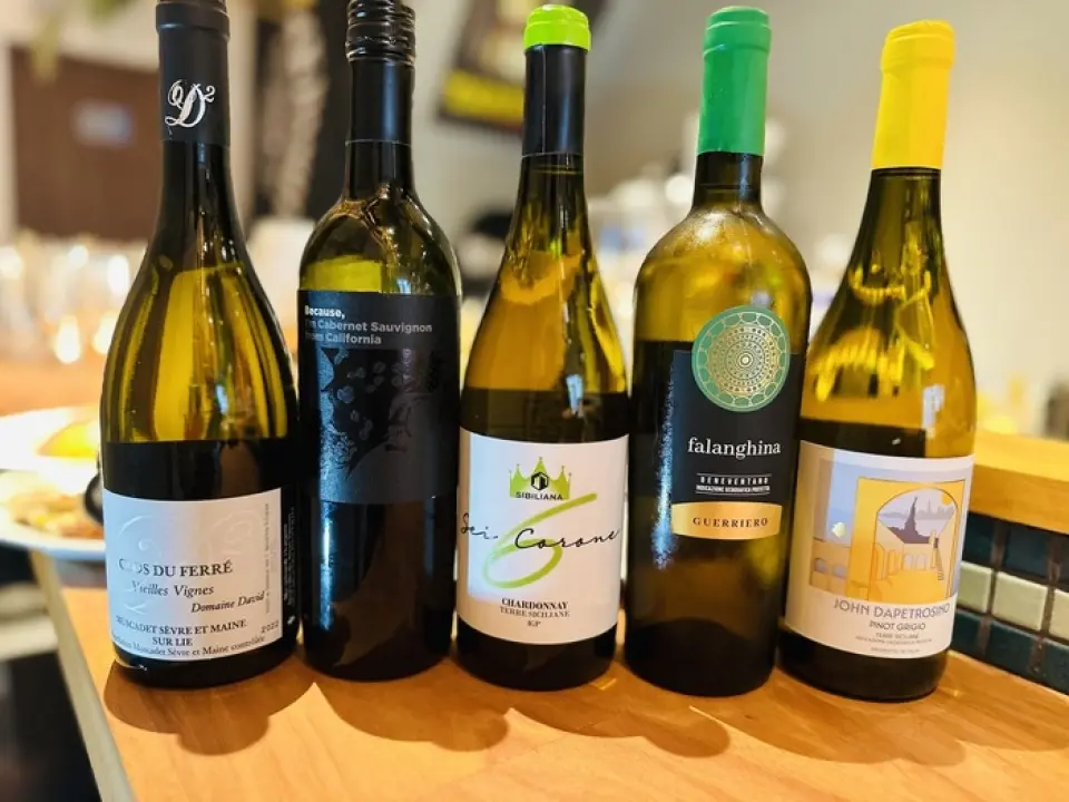 We have 3-4 types of red and white wine, as well as sparkling wine. We also offer wine by the glass, which changes each day. When we run out of one bottle, we purchase a different wine, so you can enjoy a different wine every time. We will also talk to customers and recommend their favorite wine. There are some wines that are not familiar or that you don't usually see, so please try to find a wine you like! We also offer sparkling wine for toasting, which is an original product of the shop.