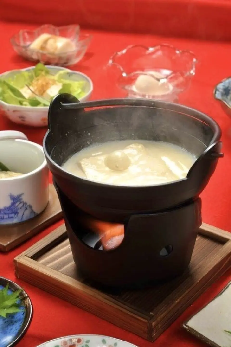 Đậu phụ được làm từ đậu nành, được làm hoàn toàn từ đậu nành Fukuyutaka được trồng ở tỉnh Saga. Nó được đặc trưng bởi hương vị đậu phụ béo ngậy, béo ngậy và hương vị đậm đà. Được đề xuất là ``Suối nước nóng đầy màu sắc Toro Toro Yudotomi''. Nước nấu sử dụng nước suối nóng đặc biệt rất hợp với đậu phụ, tạo nên kết cấu mềm mịn. Thưởng thức với sốt ponzu hoặc sốt mè. Kamameshi được nấu riêng cho từng người sau khi đặt hàng. Chúng tôi cung cấp các sản phẩm mịn và mới làm.