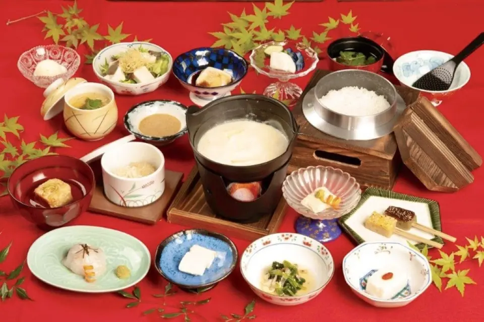 Bữa tối được đề xuất "Autumn Leaves Gozen". Ngoài món "yudofu suối nước nóng" nổi tiếng, bạn có thể thưởng thức nhiều món đậu phụ khác. Hơn nữa, sashimi và chawanmushi trộn với tảo bẹ cũng rất hoàn hảo để dùng kèm với rượu. Cuối cùng, bạn có thể thêm cơm kamameshi vào đậu phụ luộc tan chảy và thưởng thức theo phong cách zosui. Chúng tôi khuyên bạn nên sử dụng sốt ponzu để có hương vị sảng khoái hoặc thêm sốt mè để món ăn trở nên béo hơn.