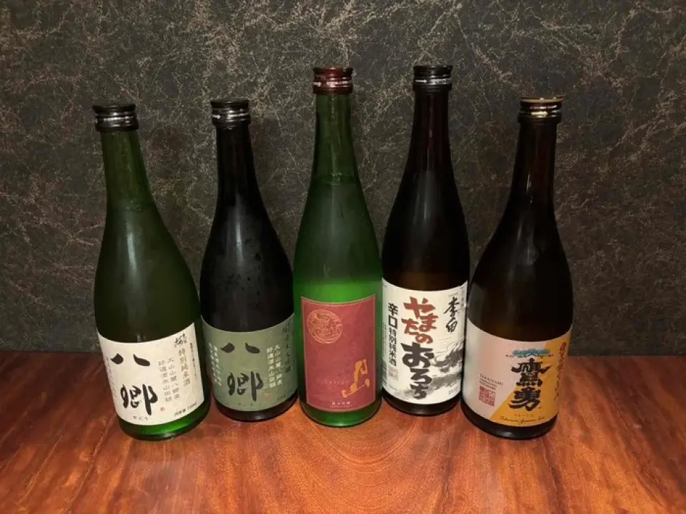 提供当地酒精。我们精心挑选适合烤鸡肉串的食材。我们还提供标准啤酒、高杯酒、烧酒、楚海酒和鸡尾酒。我们还提供多种不含酒精的鸡尾酒，因此即使是不喜欢喝酒的人或开车的人也可以享用它们。还有无限畅饮的选择。如果您想充分享受这款饮品，请在用餐时尝试一下。