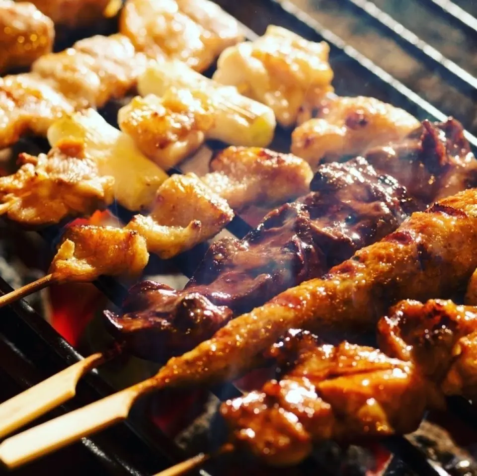 推荐可以选择串数的炭烤串套餐。如果不够的话，还可以吃亲子丼、烤串丼、佐佐美天妇罗丼。我们还有预约套餐和休闲套餐，请根据场合选择。您还可以以超值价格添加无限量畅饮。请一边品尝本店名产大山鸡的菜肴，一边度过轻松充实的时光。