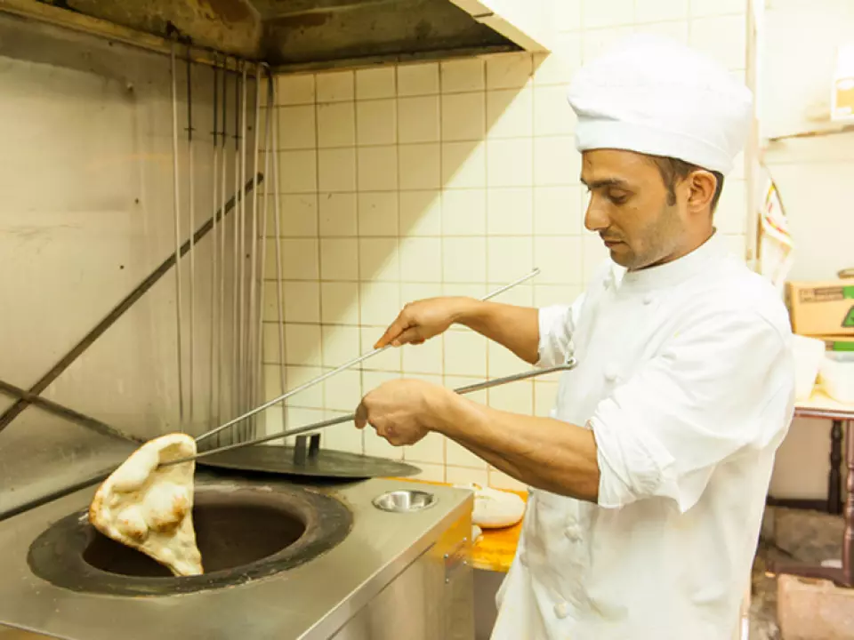We serve authentic Indian cuisine adapted to Japanese tastes. You can enjoy the naan in the set menu as much as you like.