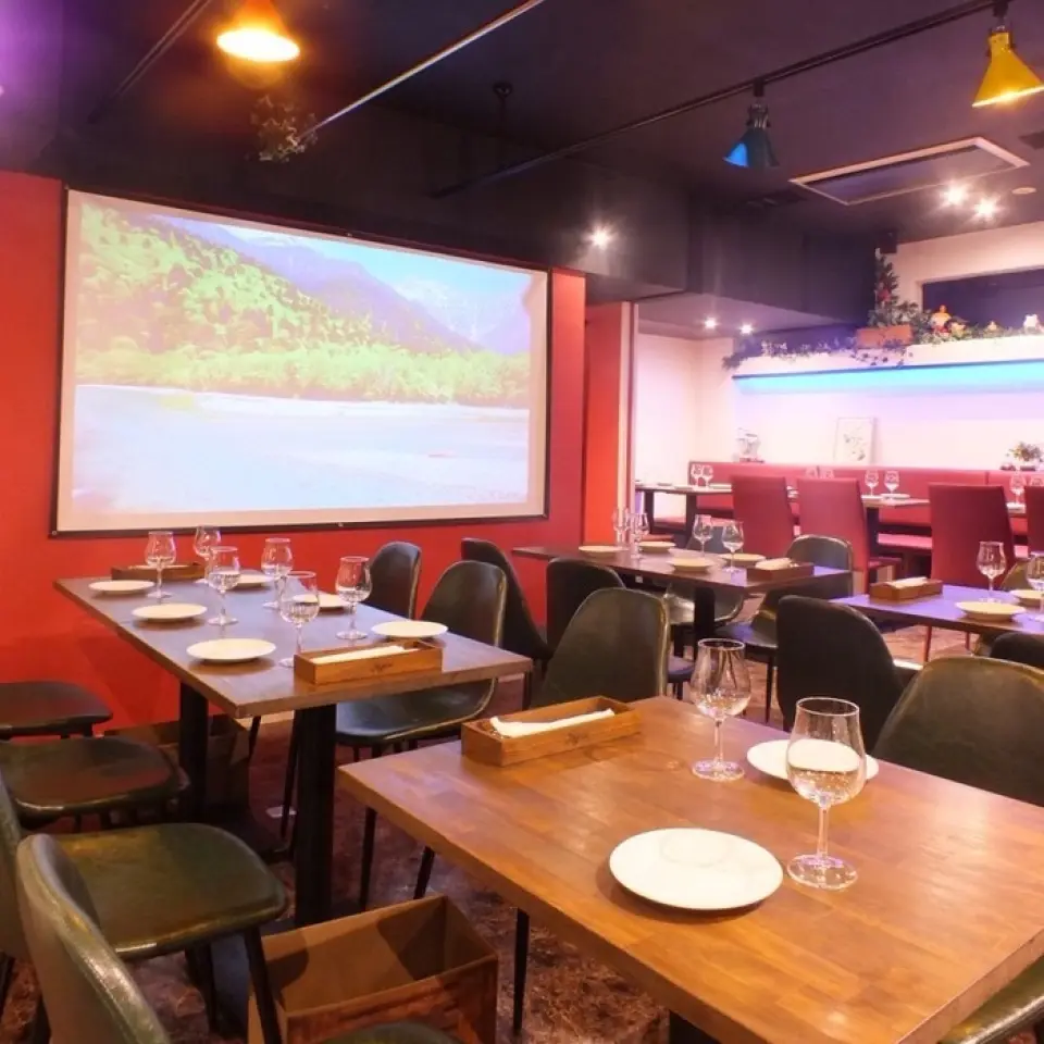 The chic interior, based on black, red, and white, has a calm atmosphere that is also popular with women. It is spacious and comfortable, so you can relax and unwind. It is perfect for everyday use, dates, and meals with friends. We have counter and tables, as well as semi-private rooms and sofa seats. You can also enjoy watching sports on the TV or projector! We can also accommodate up to 64 people! Please come to our restaurant for parties and other gatherings. We look forward to your visit.