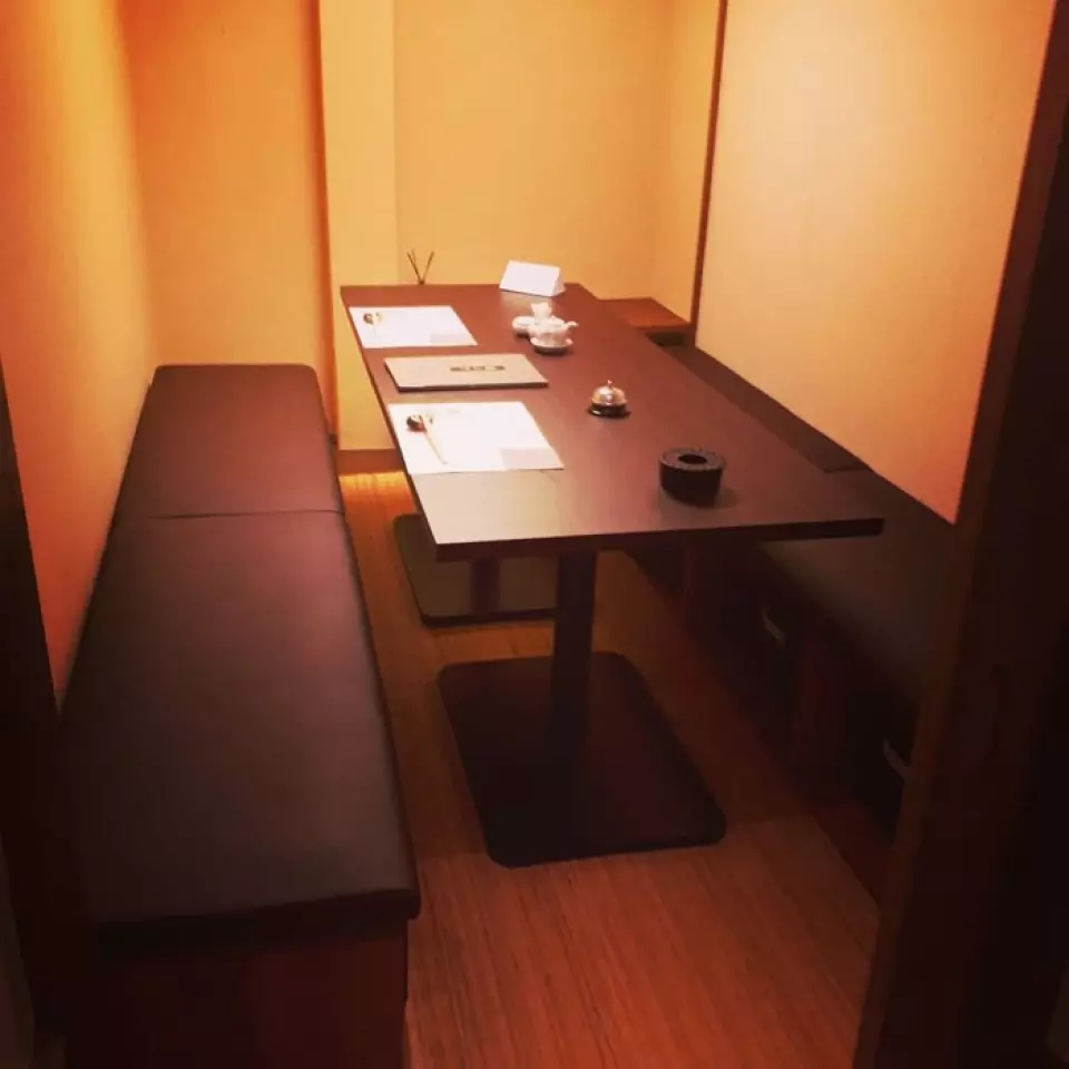 Nhà hàng của chúng tôi là một nhà hàng Nhật Bản yên tĩnh, nơi bạn có thể cảm nhận được sự ấm áp của gỗ. Đây là một không gian nhỏ với tổng cộng 14 chỗ ngồi, bao gồm ghế đối diện và phòng hoàn toàn riêng tư. Nội thất vừa giản dị vừa sang trọng, tạo nên bầu không khí khiến bất cứ ai cũng có thể dễ dàng ghé qua. Bạn có thể dành thời gian thư giãn trong nhiều tình huống khác nhau, từ sử dụng thông thường cho cá nhân hoặc tiệc rượu, cho đến những dịp đặc biệt như giải trí và lễ kỷ niệm. Hãy thưởng thức rượu sake thơm ngon và những món ăn ngon của chúng tôi một cách thỏa thích.