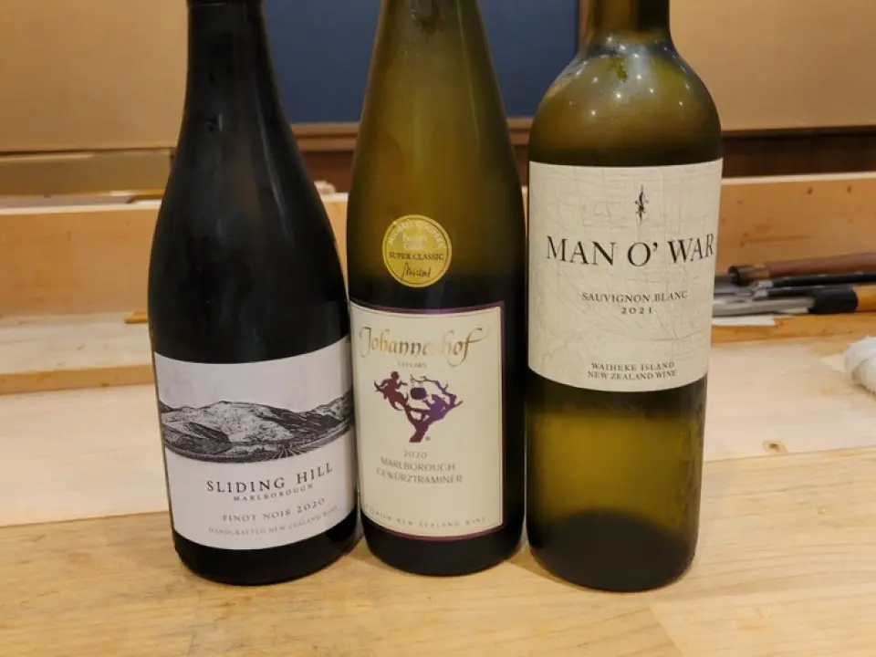 Nhà hàng của chúng tôi lựa chọn cẩn thận các loại rượu vang phù hợp với món ăn Nhật Bản và chúng tôi cũng cung cấp các nhãn hiệu quý hiếm hiếm thấy ở Tokushima. Chúng tôi cũng cung cấp nửa chai sâm panh để bạn có thể thoải mái thưởng thức. Chúng tôi cũng cung cấp nhiều loại rượu sake Nhật Bản được lựa chọn cẩn thận. Ngoài ra, đôi khi chúng tôi mua đồ uống theo mùa không có trong thực đơn. Chúng tôi cũng sẽ đưa ra các đề xuất phù hợp với sở thích của bạn. Các món đồ uống không giới hạn có giá khởi điểm từ 2.200 yên và chi tiết có thể được sắp xếp theo yêu cầu.