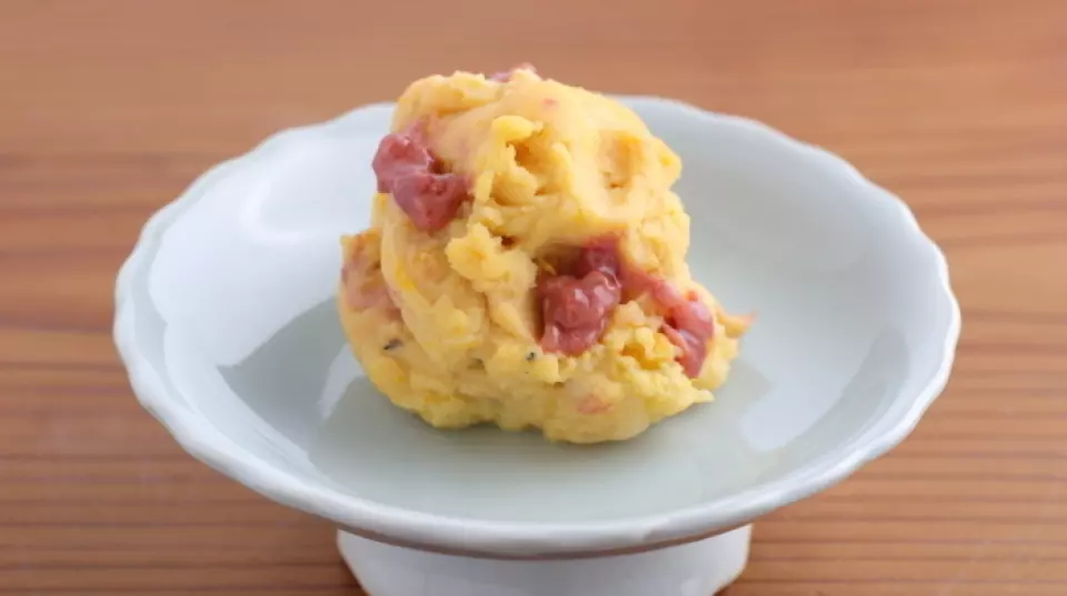 Our classic recommendation, "Sake-kasu Potato Salad," is a specialty menu item in our restaurant, where we change or blend potatoes according to the season. Sake-kasu is mixed into the potato salad, and it has an addictive flavor that is the first thing many customers order when they come. We offer it at a reasonable price of 300 yen. In addition, please enjoy the luxurious flavors of the season with dishes such as "Assorted Seasonal Sashimi" and "Obanzai with Seasonal Vegetables."