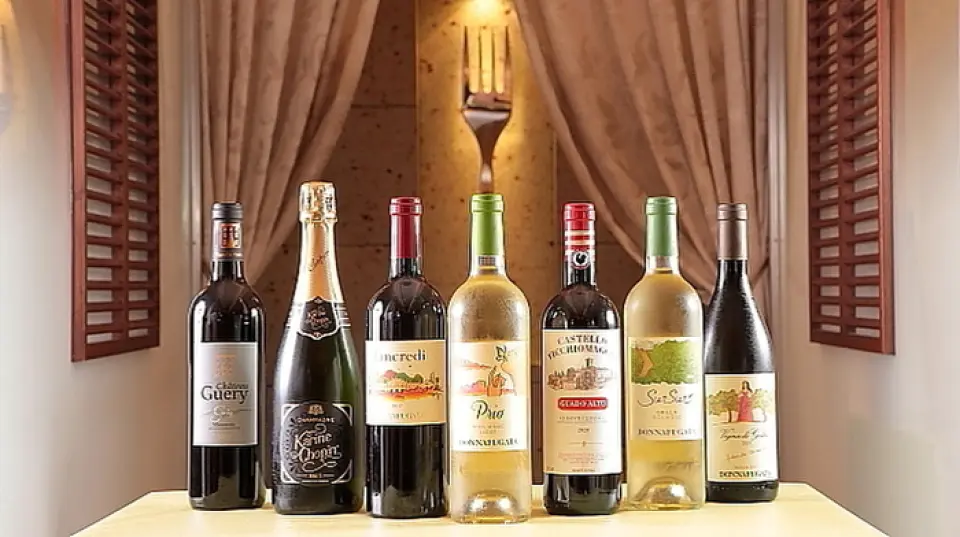 We have a wide variety of wines on offer that will bring out the best in your meal. One dish we highly recommend pairing with wine is the "Kumamoto Prefecture Red Beef Tagliata." This traditional dish brings out the delicious flavor of the red meat of the rare breed of brown wagyu beef, and is paired with arugula and Parmesan cheese. Enjoy with herb sauce and balsamic sauce. We recommend pairing your dish with a wine that will pair perfectly with the dish.