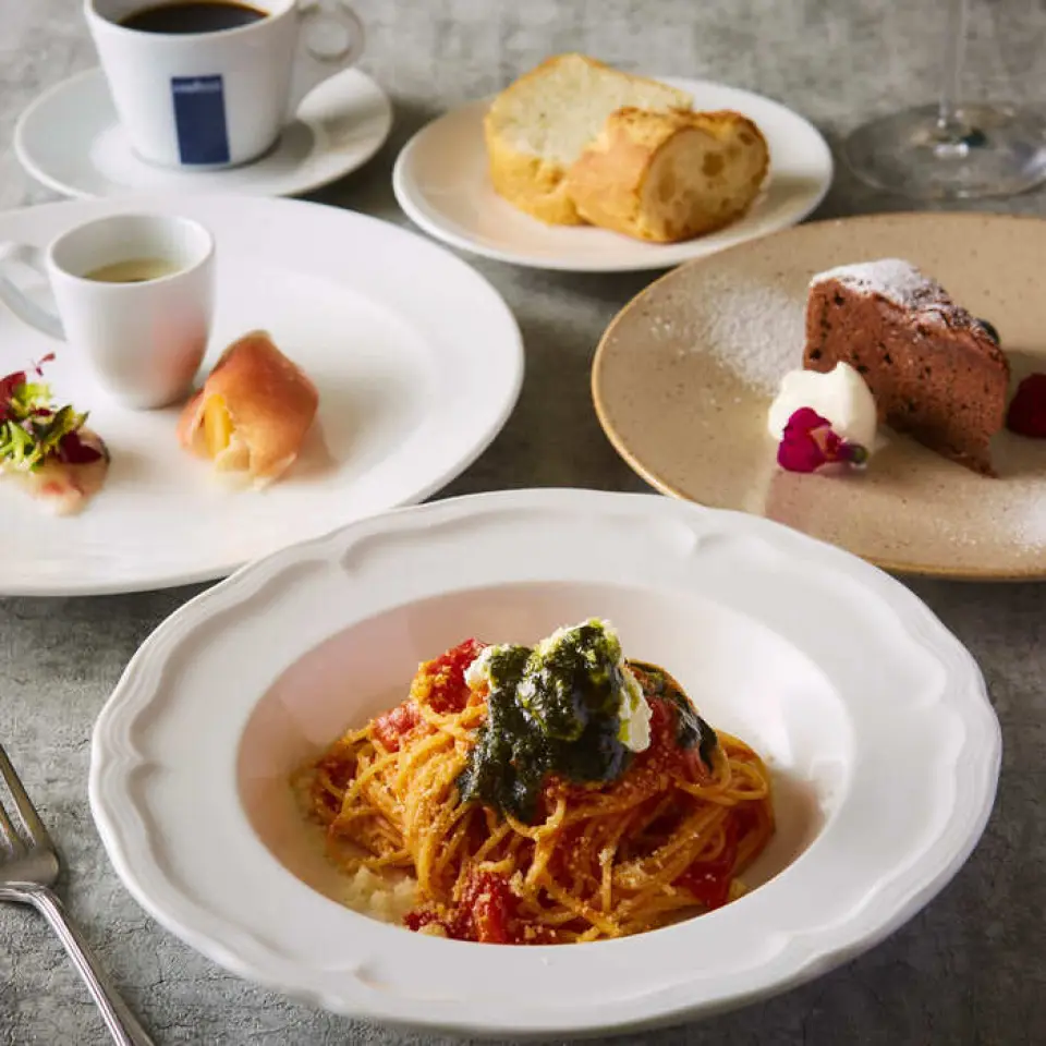 Our Italian cuisine uses delicate and fresh ingredients that suit Japanese tastes, and each dish is carefully prepared using ingredients delivered directly from the source and ingredients that reflect the four seasons. Our proud pasta dishes are full of attention to detail, such as the "Memorable Carbonara," which was what inspired Chef Kataoka to embark on the path to becoming an Italian chef, and the seasonal "Cold Capellini with Yoichi Tomatoes and Basil." We also have special menus that are perfect for special anniversaries.