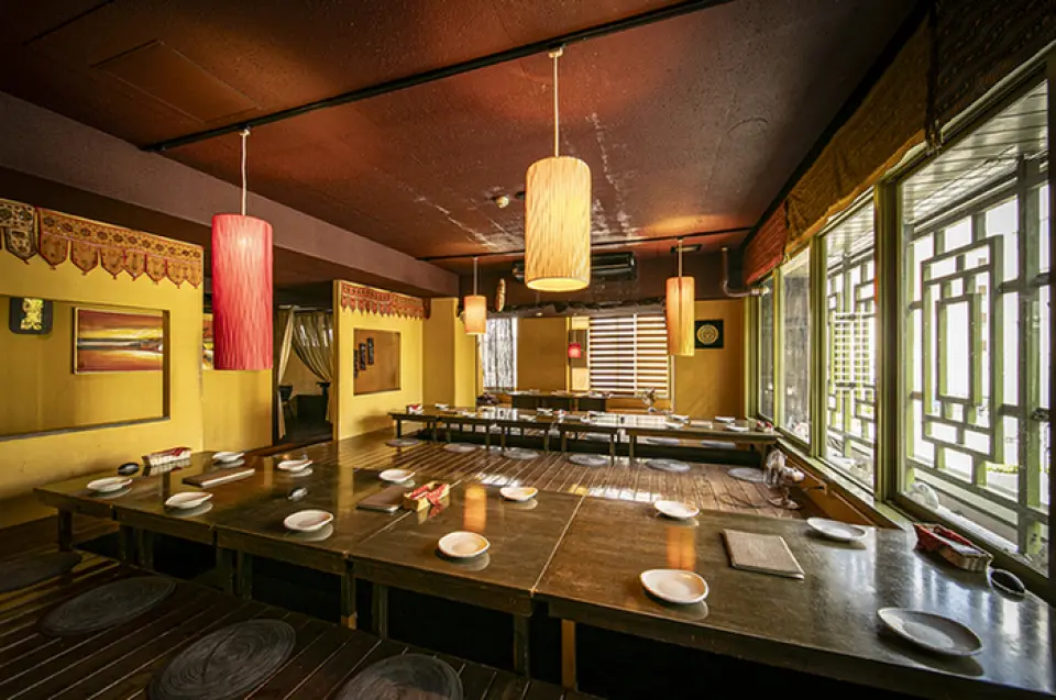 Located right next to Itami Station is the International Cuisine SANTAnoSHIPPO Itami Branch. In a relaxed atmosphere, you can enjoy ethnic cuisine while chatting away. It's perfect for a date or a girls' night out with a little resort vibe.