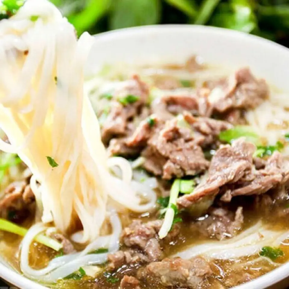 Chúng tôi đã lựa chọn cẩn thận các nguyên liệu và gia vị chất lượng cao được vận chuyển trực tiếp từ Việt Nam. Đặc biệt, các loại bún và bánh tráng như phở, được sản xuất theo yêu cầu tại một nhà máy địa phương, là những sản phẩm đáng tự hào được làm theo công thức độc đáo. Chúng tôi cung cấp hơn 80 món trong thực đơn, bao gồm món Goikun (chả giò sống) rất phổ biến và phở bò 3 loại cũng như bún chả và bánh mì. Hãy thử những món ăn Việt Nam tinh tế được tạo ra qua quá trình thử nghiệm và sai sót cùng các đầu bếp Việt Nam nhé!