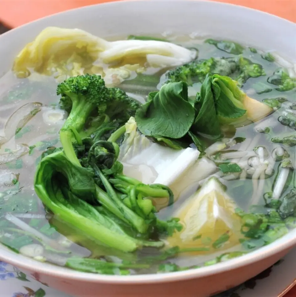 Ngoài món phở nổi tiếng, Việt Nam còn có rất nhiều món bún khác. Bạn có thể thưởng thức nhiều món mì đa dạng tại Ao Baba, chẳng hạn như bún và bánh bao, bánh kang trong suốt và dai được làm từ bột sắn. Hãy thử nhiều loại mì khác nhau như mì nước, mì trộn, mì xào.