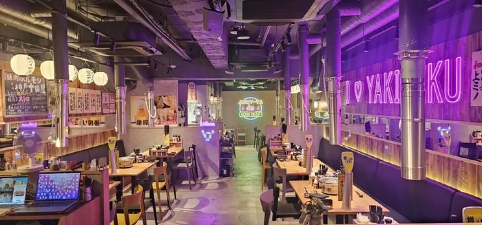 本店距離JR元町站1分鐘，阪神元町站步行20秒，適合聚會。您可以在開放的空間中輕鬆地享受烤肉。他們對制服也很講究，像是廚師服，色彩鮮豔、時尚的服飾讓人印象深刻。請在宴會、約會、各種慶祝活動等廣泛的場合使用。