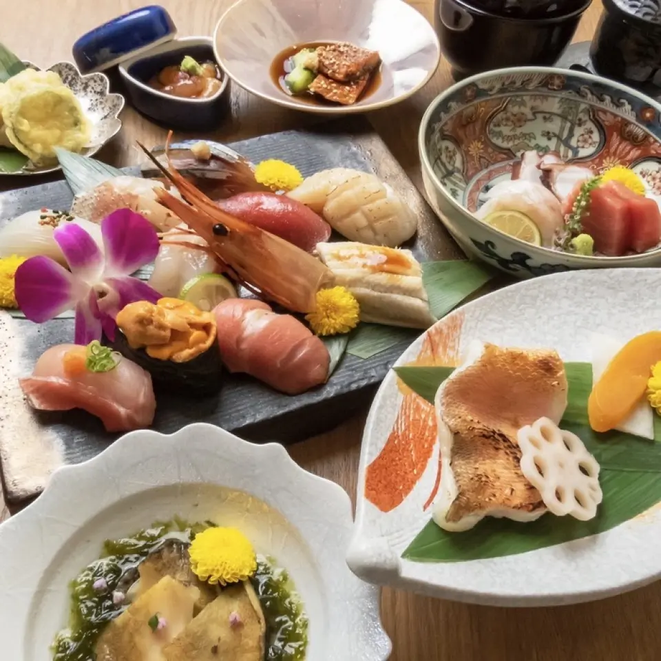 We accept orders for seasonal a la carte dishes as well as various course meals. Our monthly changing courses include not only seasonal dishes, but also sushi and other elaborate dishes! Please make a reservation according to the occasion.