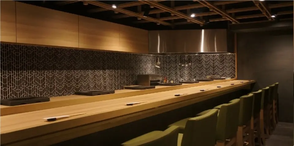 We have 12 counter seats where you can sit comfortably in a calm, Japanese-modern space, and a private room that can accommodate up to 8 people. We can be used for a wide range of purposes, from entertaining guests to various banquets and for guests with children.