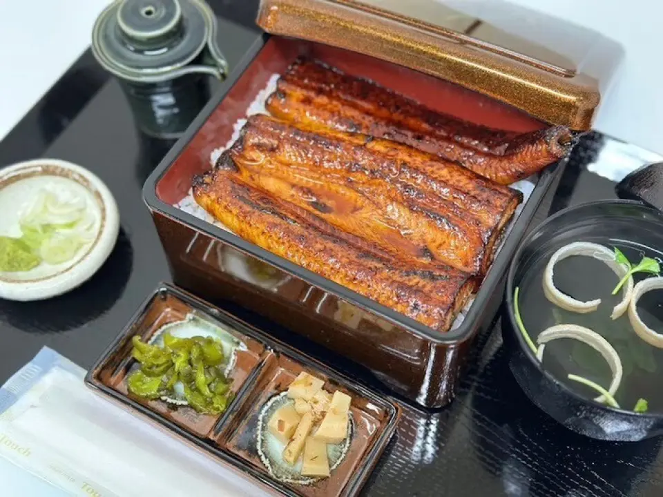 使用整條大鰻魚製作的豐盛鰻魚料理，價格合理。享受我們的招牌鰻魚汁，烤得外面芳香四溢，裡面鬆軟。兩種泡菜以及芥末和蔥調味品可用作裝飾。您可以在變換口味的同時，享受清爽的感覺。歡樂時光將於下午 5:00 至晚上 8:00 限時舉行。任意數量的酒精飲料可享 200 日圓折扣。