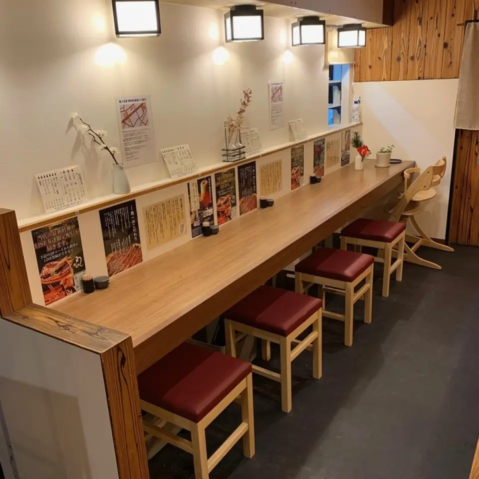 本店距離神戶電鐵橫山站步行5分鐘，交通便利。店內是充滿日本風格的安靜空間。這裡有即使一個人也可以輕鬆用餐的吧台座位、推薦團體使用的餐桌座位、以及最適合家庭聚會的高榻榻米房間。也提供兒童椅。我們還設有11個免費私人停車場，因此您開車前來時也可以方便使用。