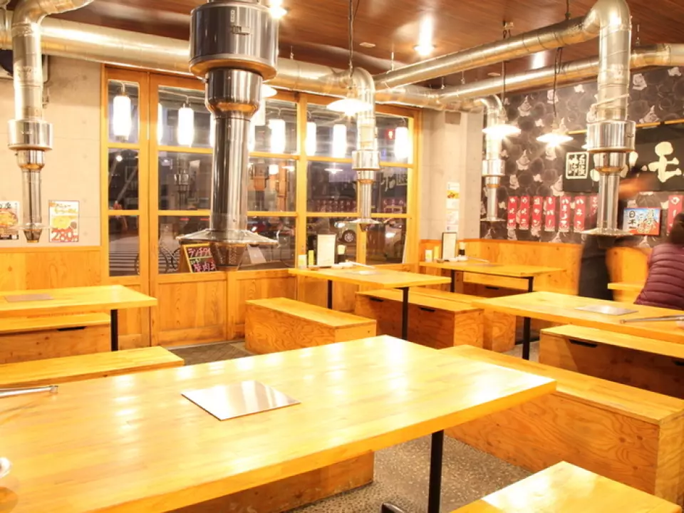 งานเลี้ยงอันเงียบสงบที่ทุกคนสามารถสนุกสนานร่วมกันในร้านอาหารที่มีชีวิตชีวา ที่ร้านเชี่ยวชาญเรื่องฮอร์โมน คุณสามารถเพลิดเพลินกับช่วงเวลาที่สนุกสนานในขณะที่เพลิดเพลินกับเนื้อสดมากมาย เหมาะสำหรับงานเลี้ยงต่างๆ เช่น งานเลี้ยงส่งท้ายปีและงานเลี้ยงอำลา