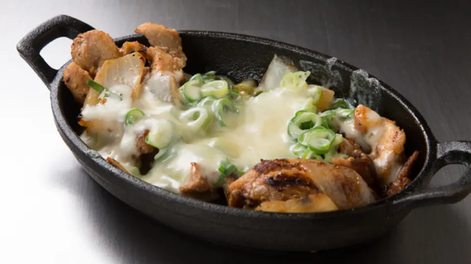 "Soriyaki Chicken Cheese Dhaka" is a dish that matches the umami of chicken thighs with the richness of cheese. To make the chicken soft, it is marinated in red wine for a while, then soaked in our original sauce, and baked with cheese. The cheese melts on the hot iron plate and mixes with the chicken, creating a mellow flavor. It goes well with wine and cocktails, and is a masterpiece that is popular with both men and women. Please give it a try when you visit our restaurant.