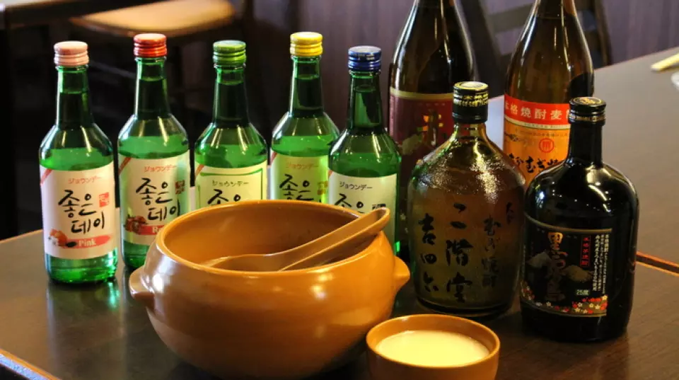 我们提供各种酒精饮料，主要是韩国酒精饮料。从经典的生马格利到黑豆马格利、水果味马格利，甚至还有马格利和生啤酒的组合“bakudang”，马格利爱好者都无法抗拒的阵容。◎还备有流行的烧酒品牌，如二阶堂、赤雾岛、黑切岛 有可能。此外，还有黑醋栗橙、龙舌兰酒等多种鸡尾酒。享受喝酒的时光♪