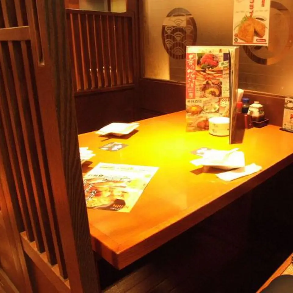 세련된 일본식 공간에서 편안한 시간을 보내세요. 손님 수에 따라 1인부터 대규모 파티까지 수용 가능합니다. *사진은 제휴 매장입니다.