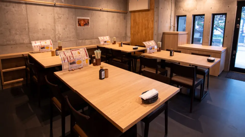 店内采用裸露混凝土的时尚装饰，营造出明亮舒适的氛围。除了方便团体用餐的餐桌座位外，还设有很多吧台座位，即使是单身客人也可以放心使用。用餐、喝酒、下班后等，请随时前来。店内也接受私人预约◎