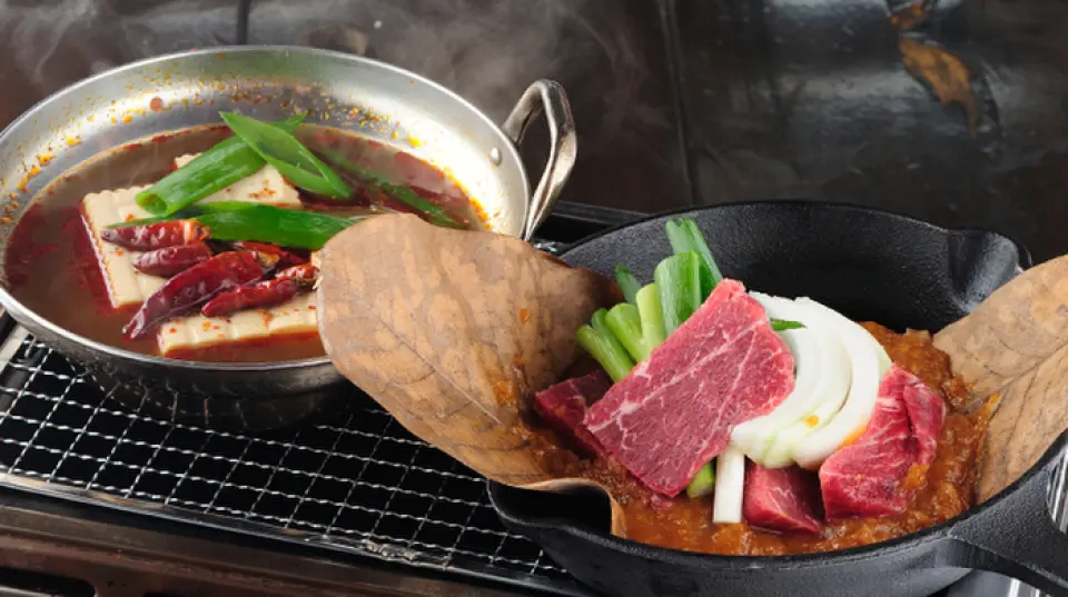 著名的“四川超级辣豆腐火锅”是爱吃辣的人难以抗拒的一道菜肴！您可以享受正宗的胡椒辣味，让您的舌头麻木。此外，我们使用神户市西区种植的时令蔬菜。店主亲自到市场判断食材的品质，由于新鲜，我们不经过任何细致的烹饪，呈现食材的原味。此外，我们的午餐还有大约15种不同的菜单可供选择，其中包括受欢迎的“南蛮鸡”。请享用我们精心挑选的菜肴♪