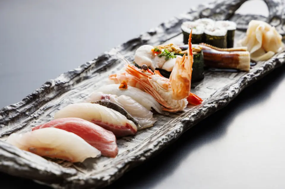 Only at our restaurant, which is directly managed by a wholesaler, can you enjoy fresh seafood delivered daily from Karato Market in Shimonoseki. We offer a variety of cooking methods that bring out the best flavor in the ingredients. Among them, sushi such as the "Special Nigiri" is a masterpiece that is prepared by a chef after an order is placed. We also recommend the a la carte dishes that use the extremely fresh fugu. When you can't decide, try the "Tiger Fugu Gozen" with its luxurious lineup of fugu sashimi, deep-fried fugu, and fugu milt with ponzu sauce.