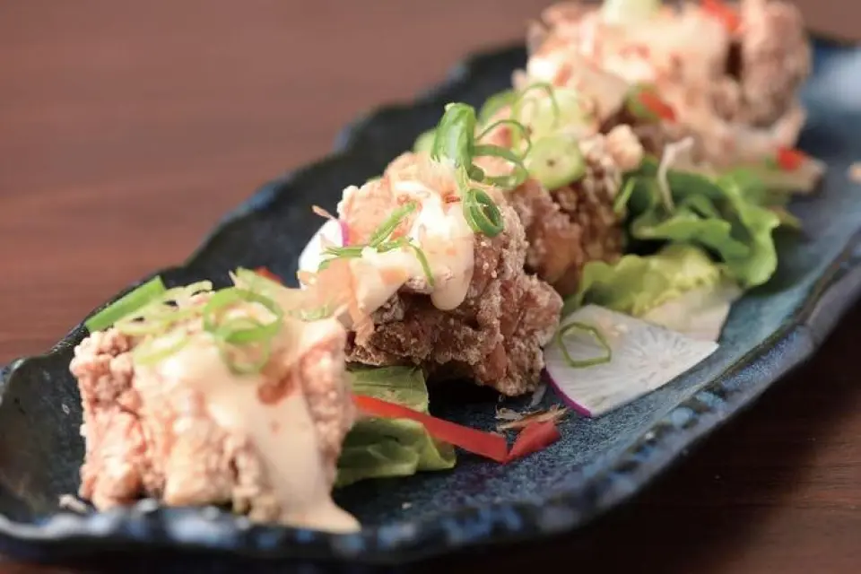 Món ``Gà rán tỉnh Okama sốt sốt mayonnaise bonito'' có hương vị cá ngừ đậm đà, đã giành Giải thưởng Món ăn lớn tại Cuộc thi Yamaki Katsuobushi. Chúng tôi cung cấp các thực đơn sáng tạo độc đáo cho nhà hàng của chúng tôi và đã được công nhận trong các cuộc thi, chẳng hạn như món `` Sốt kem bơ thịt heo Toro Toro Toro '' bất ngờ nhưng ngon miệng, được xếp hạng trong top 30 trong Giải thưởng Thực đơn quê hương Nhật Bản. . Chúng tôi có nhiều món khác nhau, từ những món đặc biệt hợp với rượu cho đến món cơm, vì vậy hãy thưởng thức thỏa thích♪