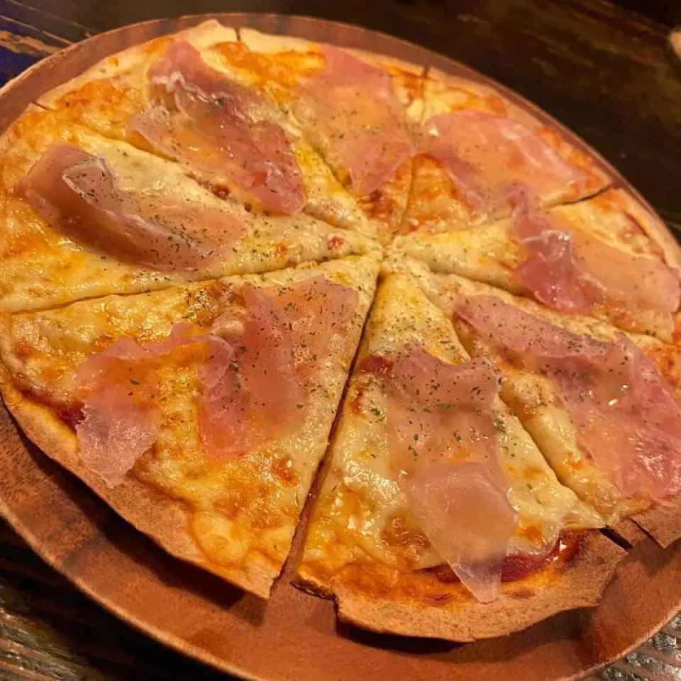 Our handmade pizzas are made using "Rustica," a flour made specially for Italian cuisine, procured directly from a flour manufacturer, which allows you to enjoy the natural sweetness and aroma of simple wheat flour. This Roman-style pizza has a crispy outside and a chewy inside, giving it a crisp texture.