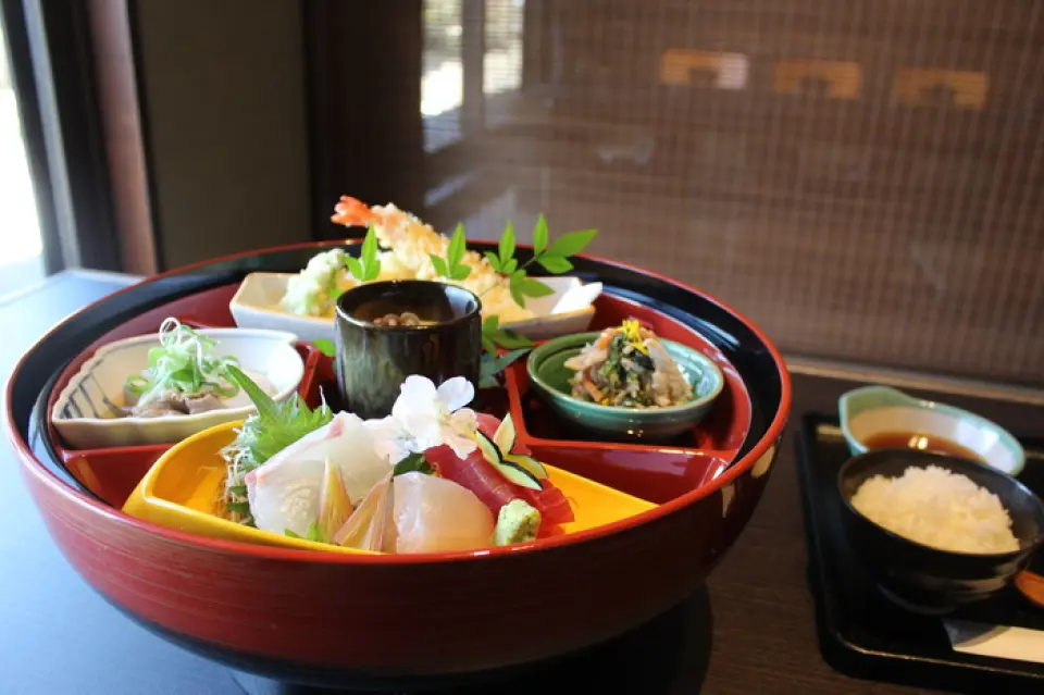 Enjoy our homemade, original dishes. Our "homemade fried chicken" is a masterpiece that can be enjoyed with your favorite salt, such as seaweed salt, wasabi salt, or yuzu salt. Our tofu, made from scratch with fragrant domestic soybeans, can be enjoyed with tamari soy sauce, olive oil, or salt. We also have other carefully selected dishes to suit any occasion, such as our "Suzuran Gozen" served in a large, gorgeous bowl, and our most popular "Obanzai Gozen" with six different kinds of colorful obanzai dishes that change daily.