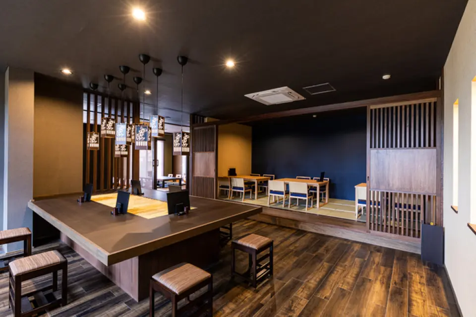 The relaxing interior of the restaurant, where you can enjoy the hydrangeas and autumn leaves in the garden depending on where you sit, is a calming space filled with the warmth of wood. There are counter seats overlooking the courtyard, perfect for solo diners or dates, large table seats surrounding lily of the valley lanterns, semi-private table seats, private sunken kotatsu rooms, and a raised area with tatami mats, for a total of 85 seats. We also recommend using the semi-private rooms as a cafe. Please come and relax in a variety of situations.