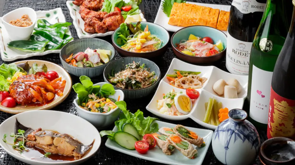 We offer about 10 different types of obanzai dishes every day, mainly home-style cooking. Boiled fish, simmered dishes, vinegared dishes, and other dishes are all comforting and warming, making you feel like you're back home. We have tried to provide a familiar menu. The menu changes daily, so you can enjoy it every time you visit. We are also proud that you can bring your dog along! You can enjoy a relaxing meal with your beloved pet. Please drop in after work or on your walk.