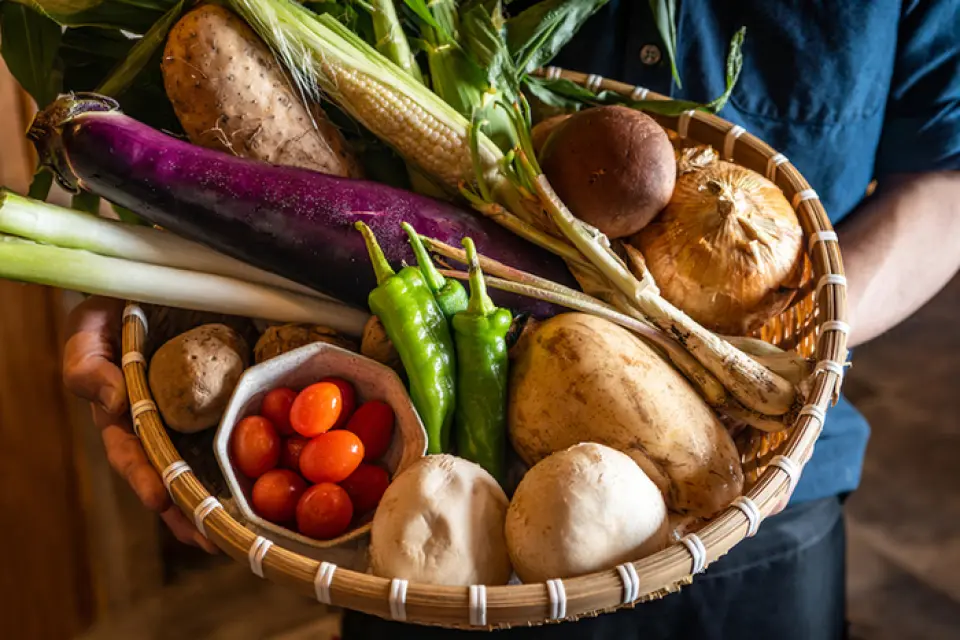We purchase seasonal vegetables and grill them over charcoal. The ingredients change every day, so our staff will make suggestions at "Okamochi."