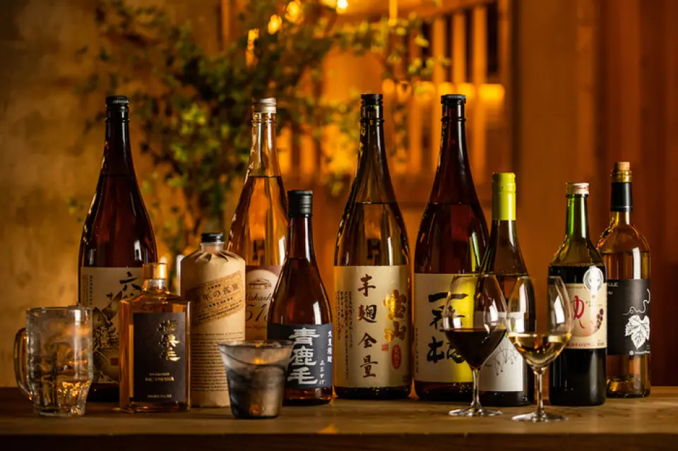 The modern and relaxed atmosphere changes depending on the customer and the occasion. The drinks range from wine to shochu, and are served in a casual setting. Please feel free to enjoy your drink as you like.