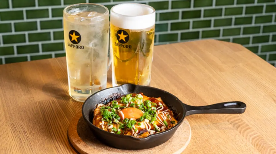 我們提供各種菜餚和飲品，其中以四國菜單為主。四國包括高知縣的招牌「鰹魚」、使用瀨戶內海產的美味牡蠣製成的「炸瀨戶內牡蠣」、愛媛的鄉土菜餚「伊予的炸魚天」和「伊吹島小吃」等。可以品嚐來自世界各地的特產。