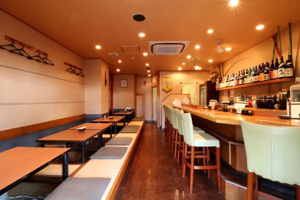 We have counter seats and sunken kotatsu seats available. The tatami room can be rearranged. We can provide seating for 2 to 20 people depending on the number of people.