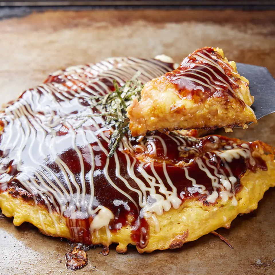 The fluffy and irresistible "Butatama" is a popular menu item that is ordered frequently! You can also enjoy your favorite menu items from a wide variety of okonomiyaki and yakisoba. Other recommended dishes include the hot "Teppan de Potato Salad" and "Aburi Mentaiko Cheese Potatoes" cooked on a hot iron plate, as well as a la carte dishes made with carefully selected offal. They are perfect not only as a meal, but also as a snack to enjoy with alcohol.