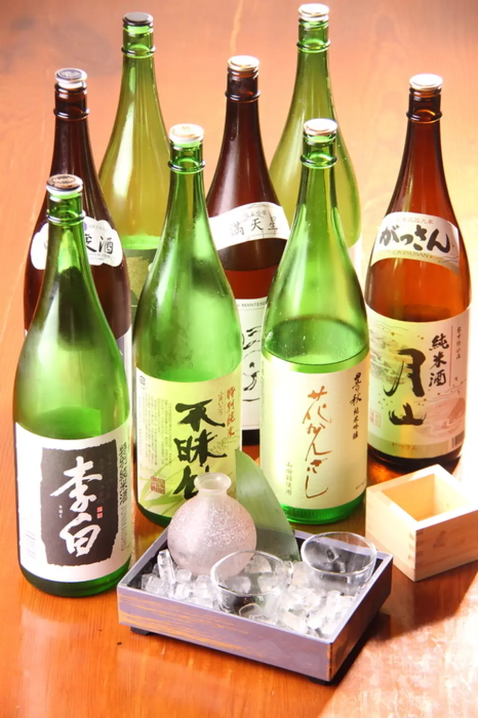 我們有豐富的飲料菜單，包括山陰清酒、燒酒、生啤酒、自製酸酒、葡萄酒、雞尾酒和非酒精雞尾酒。我們也提供每道菜都包含無限暢飲的套餐。春門的套餐每月準備一次，非常受歡迎，以至於每個月都會有一些常客回來。
