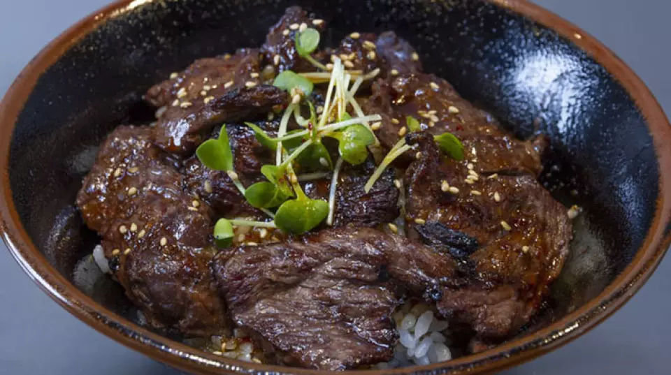 The great value lunch menu is also popular, allowing you to casually enjoy yakiniku from noon. The recommended "Beef Kalbi & Beef Skirt Steak Rice Bowl" can be seasoned with salt or sauce. The meal comes with soup, and you can add a set salad for an additional 150 yen. The lunch menu and fried dishes on the a la carte menu are also available for takeout! Why not try the proud meat dishes that only a yakiniku restaurant can offer, such as "Butcher Croquettes" and "Fried Yangnyeom Chicken," at home?