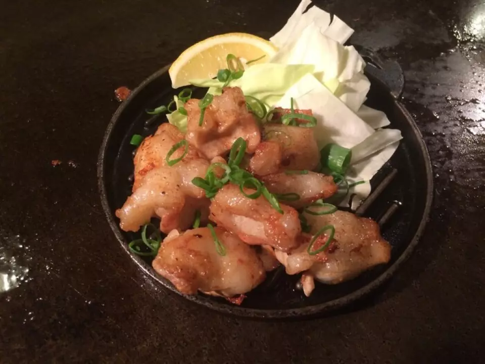 还有“烤饺子”、“蒜炒鸡肉”、稀有切块“前筋”等各种适合下酒的铁板烧菜单。请一边吃这个吃那个零食，一边享受与朋友们在一起的时光。其中，“盐激素”、“激素泡菜”、“激素豆腐”、“激素乌冬面”等使用饱满激素的菜单最适合下酒。另外，还有荞麦饭、橙子酱铁板料理、芝士铁板料理等。