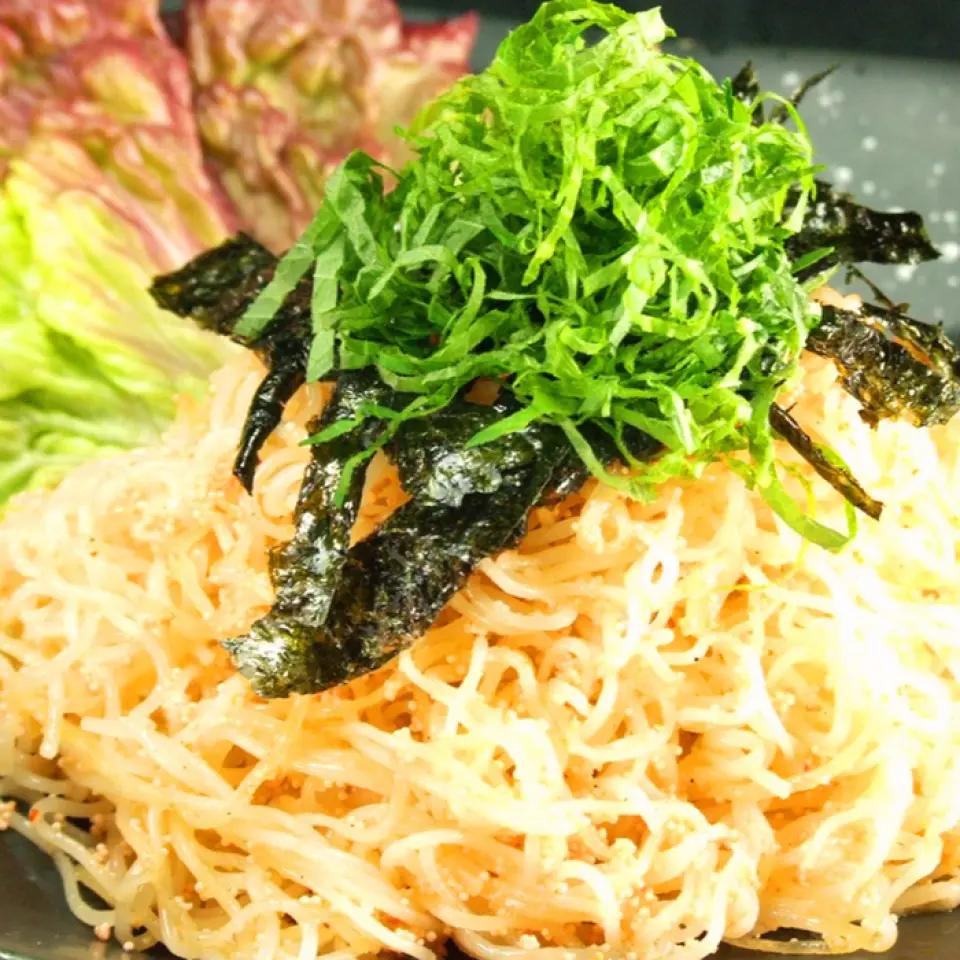 餐廳創意十足的日式西餐，賞心悅目，也令人垂涎欲滴。著名的「明太子素麵」是明太子和奶油的濃鬱風味與紫蘇葉碎的濃鬱香氣完美融合的。秘製醬汁的“炸雞翅”，以及愛吃蝦的人必嚐的“紫蝦配辣蛋黃醬”，因為還有“Sujicon煎蛋捲配烤蔥”！