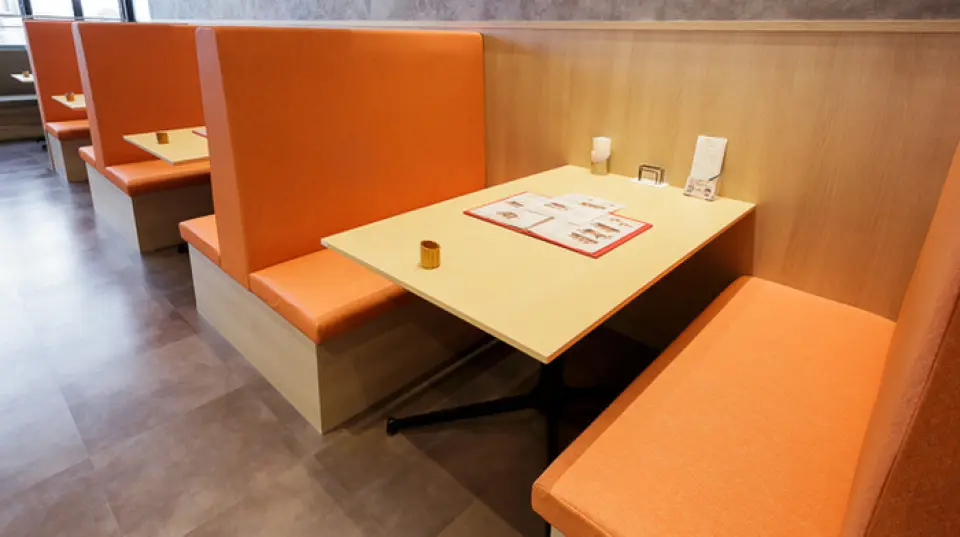 距離箕面茅野站 2 分鐘。本店位於箕面Q's Mall STATION 3樓，即使是單身女性也能輕鬆入店的氛圍。店內設有3個吧台座位、7個可容納4人的餐桌座位、以及2個可容納2人的包廂。有3個高沙發座位和4個開放座位。我們也提供小吃和各種飲料，是下班後小酌一杯的理想場所。請隨時光臨。