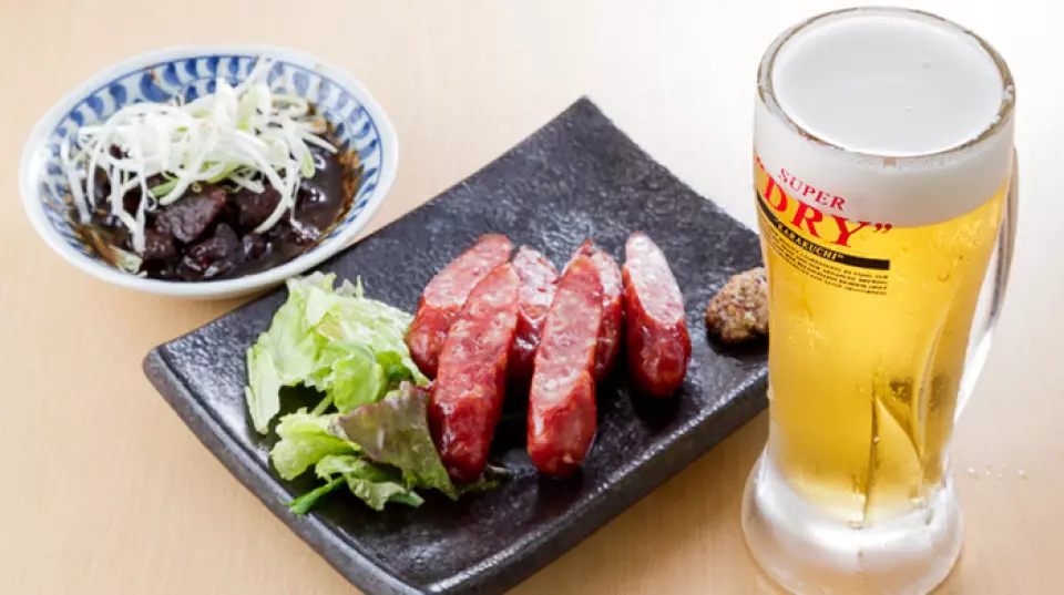 我們店裡的飲品也很豐富。我們提供標準啤酒、酸酒、高球酒、葡萄酒、清酒、燒酒、梅酒、軟性飲料等。我們還建議您在小吃菜單上享用酒精飲料。請在下班後用來喝一杯。