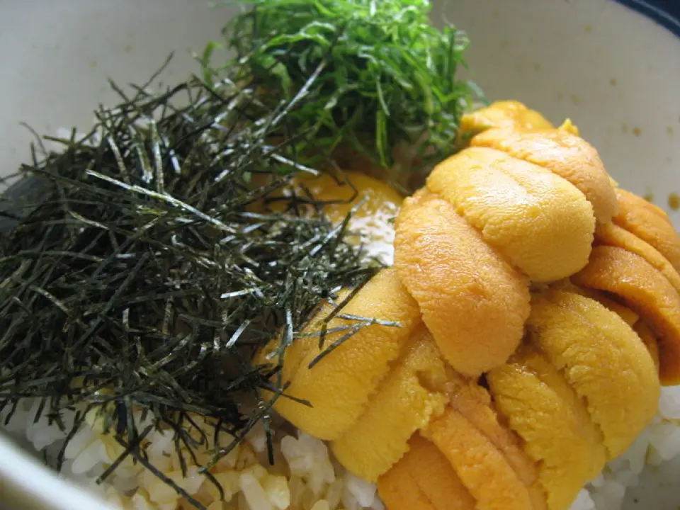 我們根據季節使用淡路島和北海道的海膽。除了點菜之外，我們還將其融入課程中。您也可以在午餐時享用它。