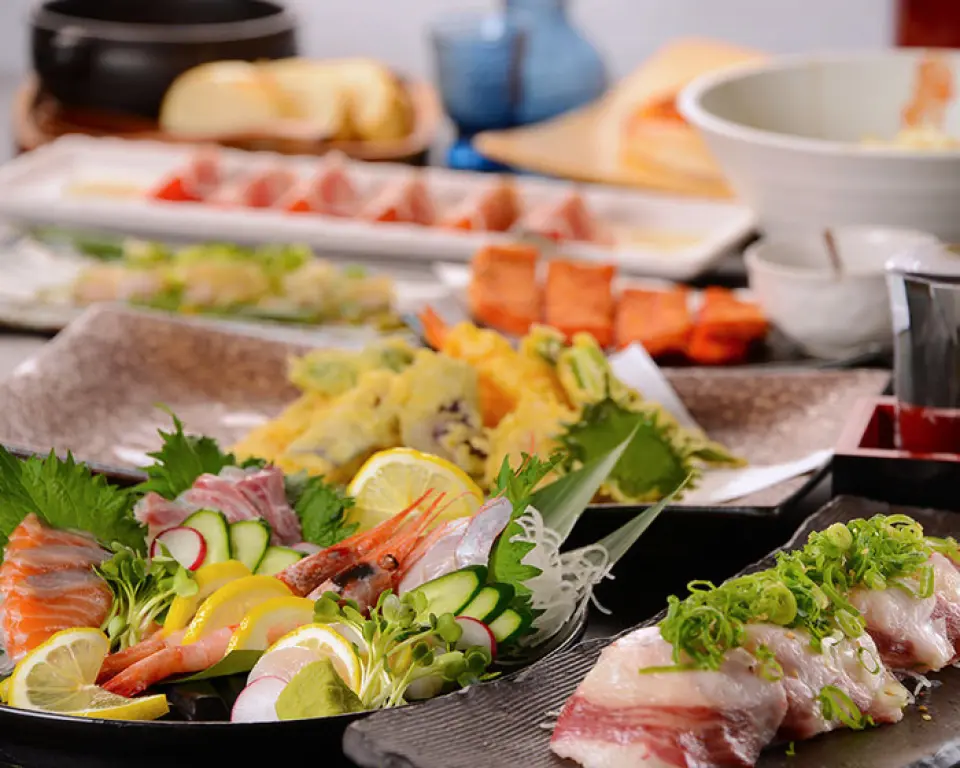 超過60種菜餚和超過110種飲料【無限暢飲】&【無限暢飲】！ 2小時【自助餐】【自助飲】4,000日圓。我們還提供無限量的【無限暢吃】【無限暢飲】！請根據您的聚會選擇！平日無限量【吃到飽】【喝到飽】餐點3,600日圓起！即使下班後有不同的日程安排，您也可以放心！