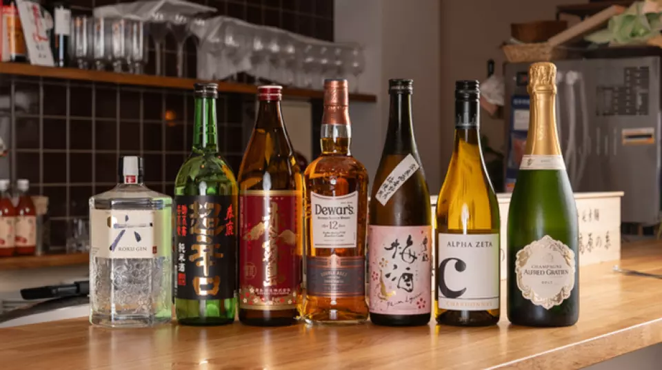 술을 좋아하는 주인이 엄선한 음료는 생맥주, 위스키, 칵테일, 와인, 사케, 소주 등 다양한 라인업! 그중에서도 찾기 힘든 사케 브랜드는 꼭 드셔보세요. 좋아하는 음료와 음식의 조합을 즐기려면 시간을 내세요.