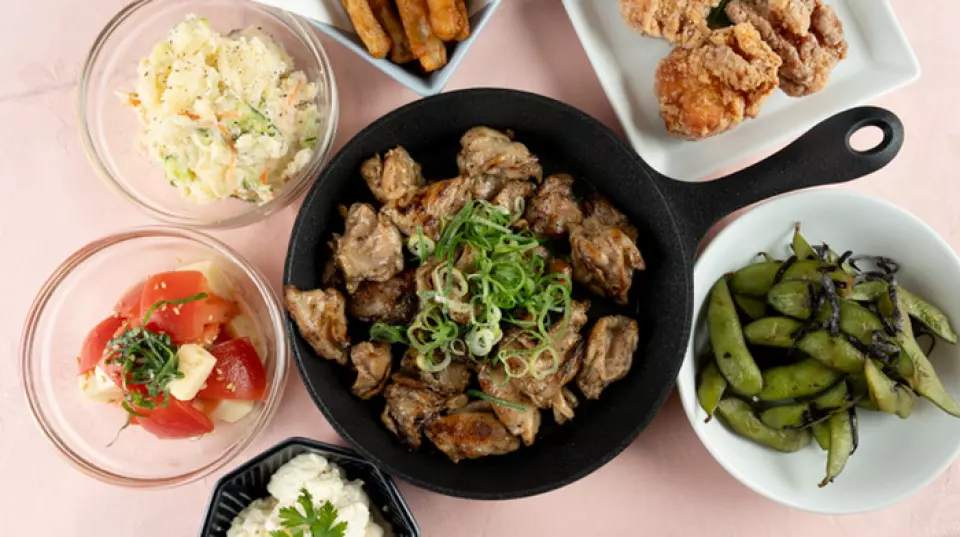 주인은 술과 함께 마시기에 완벽한 다양한 요리를 온 마음을 다해 제공합니다. 그는 입에 넣는 순간 눈이 크게 뜨일 모습을 상상하며 각 요리를 신중하게 준비합니다. 그날의 추천 요리가 가득 담긴 구색은 무엇이 나올지 기다리는 동안 설렘을 느끼게 한다는 점에서도 매력적입니다. 빠른 메뉴와 샐러드 외에도 육즙이 가득한 고기 요리와 튀긴 음식도 즐겨보세요!
