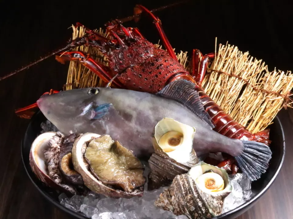 我們提供約150種菜餚，包括強烈推薦的海鮮、小吃、肉類菜餚和火鍋菜餚。我們為我們豐富的菜單感到自豪，無論喜歡海鮮還是不喜歡海鮮的人都可以享用。另外，請一定要看看我們的時令食材。如果有疑問，我們推薦包含熱門選單項目的課程！其中，無限暢飲套餐最適合宴會。