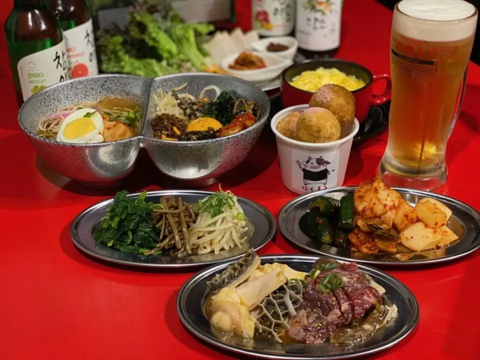 Our restaurant offers small plates of domestically produced horumon and meat, making it the perfect place for those who want to try a variety of dishes. Our specialty horumon includes liver and tripe that has been boiled once to make it easier to eat. We also have a "white horumon" that is just horumon, and a "red horumon" that is an assortment of Kyushu-produced meats such as kalbi, skirt steak, lean meat, and loin, as well as a popular "red and white horumon" that contains both! We also recommend heating up the Korean-style stew sauce on the grill and simmering the meat in it.